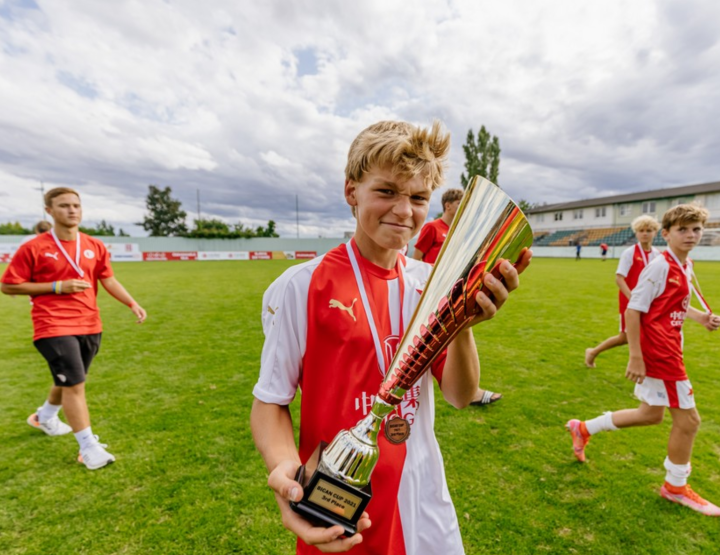 爱游戏ayx优惠 -国王杯国际比赛日走向成谜,里昂篮板制胜,管理层满意,球探报告显示潜力(杜兰特国际赛场第一人)