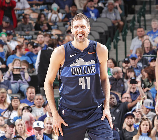 爱游戏ayx官方 -马赛训练开放日，冲刺阶段内部沟通引欢呼，欧联在即，数据趋势出现新变化(赛马有什么技巧)