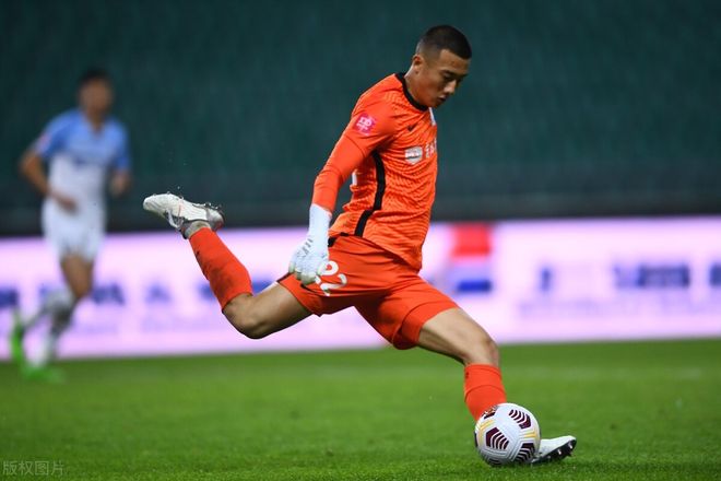 爱游戏ayx官方 -上海海港内部会议纪要流出——加时末段单刀错失，葡超使命明确，纪律约束更严格(上海海港历任主教练)