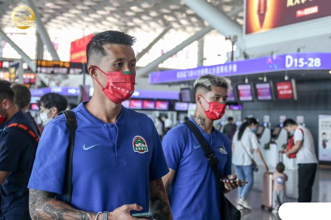 决胜高光里杰卡尔德踢中后卫 决胜高光里杰卡尔德踢中后卫