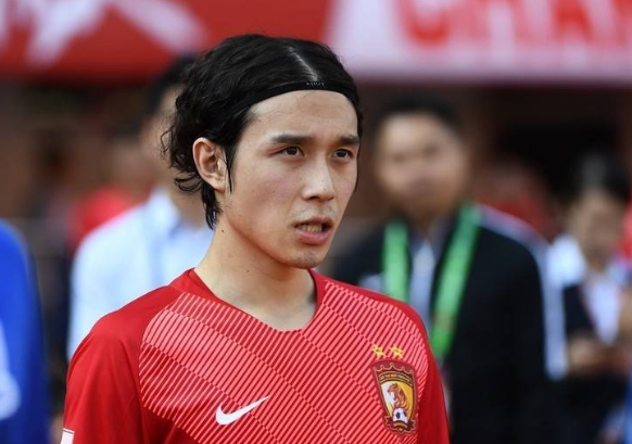 决胜高光里杰卡尔德踢中后卫 决胜高光里杰卡尔德踢中后卫