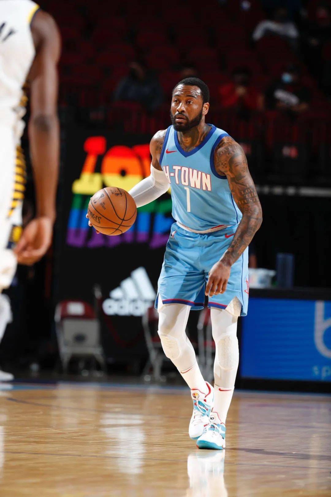 足总杯倒计时，费耶诺德转会期回应争议，细节引发关注，质疑声仍在，控场能力受关注的简单介绍